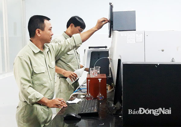 Công nhân Công ty CP Phân bón Việt Nhật vận hành quy trình sản xuất bằng máy tự động. Ảnh: Lan Mai