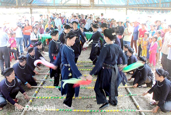 Đồng bào Tày, Nùng ở H.Tân Phú tổ chức sinh hoạt văn hóa truyền thống, nâng cao đời sống tinh thần trong cộng đồng dân cư. Ảnh: L.Na