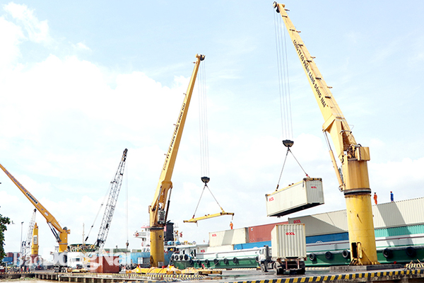 Hoạt động xuất nhập khẩu hàng hóa được tạo điều kiện thông quan nhanh chóng Trong ảnh: Vận chuyển hàng xuất khẩu tại cảng Đồng Nai