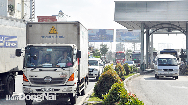 Xe cộ lưu thông qua Trạm thu phí BOT cầu Đồng Nai