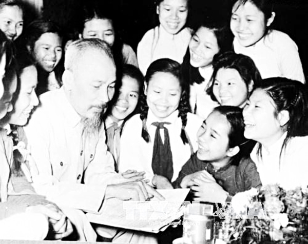 Chủ tịch Hồ Chí Minh với các học sinh Trường THCS Trưng Vương, Hà Nội (tháng 5-1956). Ảnh: Tư liệu TTXVN