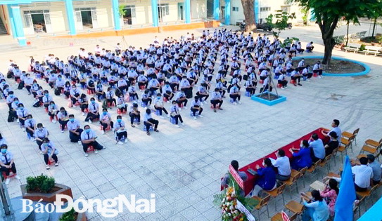 Lễ khai giảng tại Trường THPT Vĩnh Cửu với sự tham dự chủ yếu của học sinh lớp 10 mới trúng tuyển và đại diện các lớp