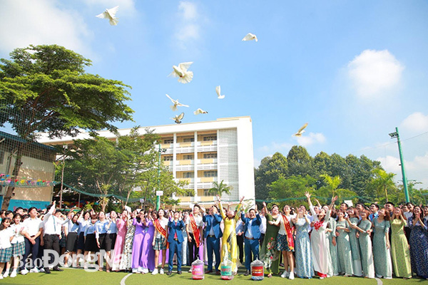 Thầy - trò Trường THPT Lê Quý Đôn - Long Bình Tân (TP.Biên Hòa) thả chim bồ câu trong lễ khai giảng năm học mới