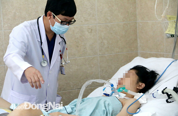 Bác sĩ Nguyễn Đình Quang, Trưởng khoa Nội thần kinh Bệnh viện Đa khoa Đồng Nai thăm khám cho bệnh nhân T.
