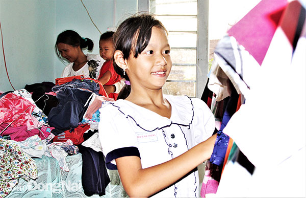 Học sinh ở xã Bàu Hàm 2 (H.Thống Nhất) lựa chọn quần áo mới tại shop 0 đồng do Hội LHPN xã Bàu Hàm 2 thực hiện. Ảnh: Văn Truyên