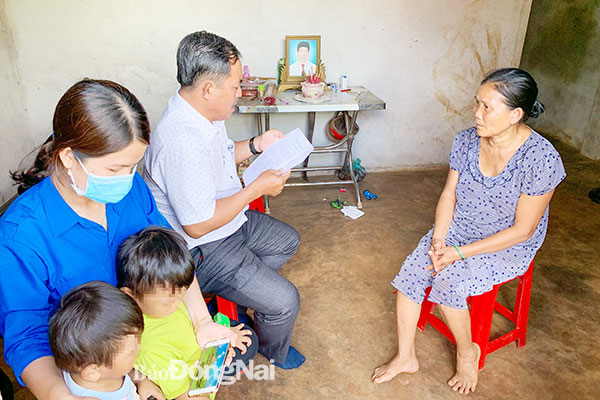 Bà Trần Thị Rí (ngụ xã Xuân Bảo, H.Cẩm Mỹ)  trình bày nguyện vọng với lãnh đạo địa phương. Ảnh: Đ.Tùng