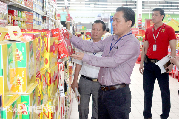 Phó giám đốc Sở Công thương Lê Văn Lộc kiểm tra hoạt động thương mại tại Siêu thị Big C Đồng Nai. Ảnh:K. Minh