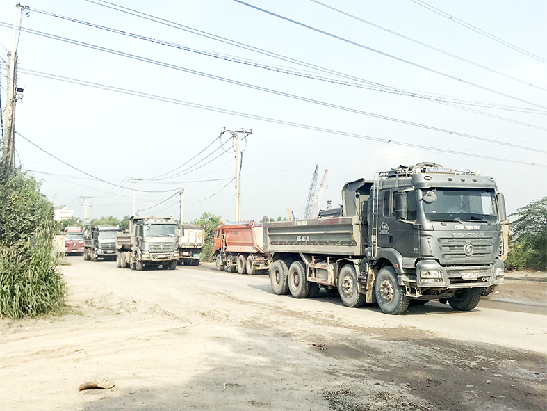 Xe tải ben vận chuyển đất, đá tại đường chuyên dùng ở P.Phước Tân (TP.Biên Hòa)