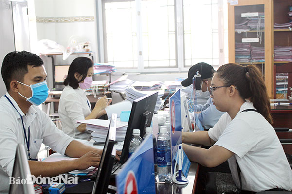 Cán bộ công chức Trung tâm Hành chính công tỉnh giải quyết thủ tục hành chính phục vụ người dân          Ảnh: C.Thuận