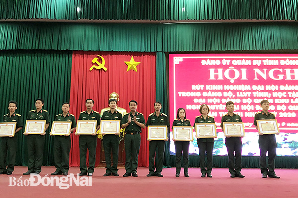  Lãnh đạo Đảng ủy Quân sự tỉnh khen thưởng các tập thể, cá nhân xuất sắc góp phần thành công đại hội Đảng bộ Quân sự tỉnh