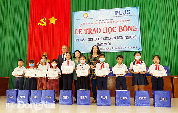 Ông Nakajima, Tổng giám đốc Công ty TNHH Công nghiệp Plus Việt Nam cùng đại diện lãnh đạo Hội Khuyến học tỉnh tặng học bổng cho các em học sinh.