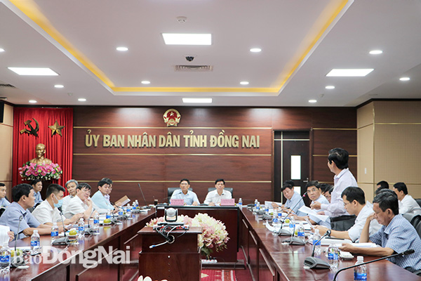Phó chủ tịch UBND H.Xuân Lộc Lê Khắc Sơn báo cáo tiến độ công tác giải phóng mặt bằng dự án đường cao tốc Phan Thiết- Dầu Giây đoạn qua địa bàn huyện
