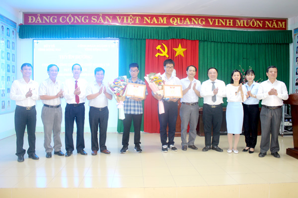 Lãnh đạo Sở Y tế, lãnh đạo Bệnh viện Đa khoa Đồng Nai khen thưởng đột xuất và chúc mừng 2 em Lê Kim Khôi, Đồng Hải Huy đạt thành tích thủ khoa khối B của cả nước trong kỳ thi tốt nghiệp THPT năm 2020 và phụ huynh của các em
