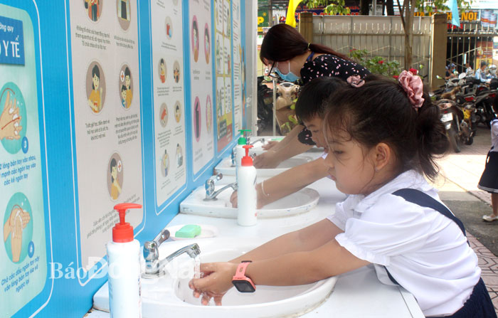 Học sinh Trường tiểu học Nguyễn An Ninh (TP.Biên Hòa) thực hiện rửa tay bằng xà phòng trước khi ăn cơm trưa. Ảnh: Hạnh Dung