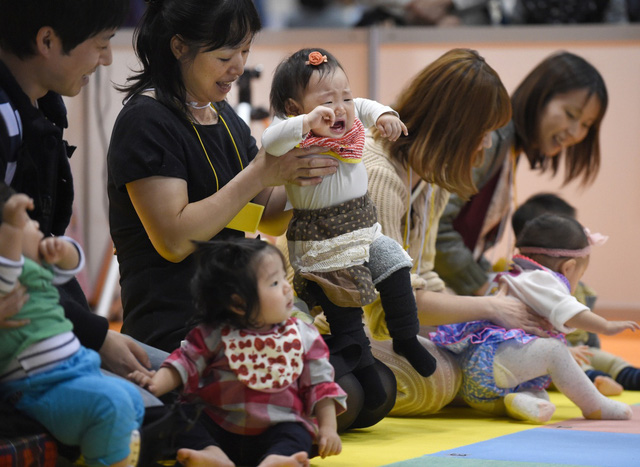 Các em bé tham gia cuộc thi bò dành cho trẻ sơ sinh tại Yokohama, ngoại ô Tokyo, Nhật Bản. Ảnh minh họa: thenewdaily.com.au