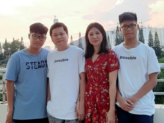 Gia đình BS Nguyễn Tường Quang, Huỳnh Thị Thanh. Nguyễn Quang Huy (bìa phải)