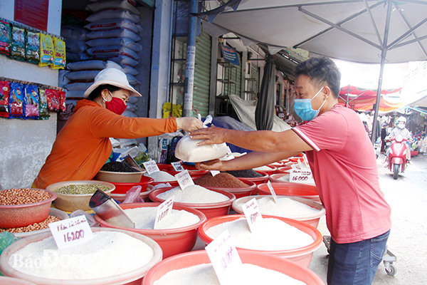 Một sạp kinh doanh gạo tại chợ Tân Hiệp (TP.Biên Hòa)