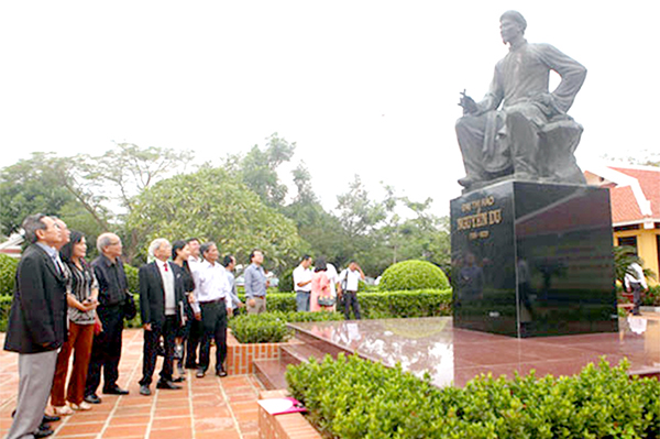 Du khách tham quan Khu lưu niệm Nguyễn Du tại Hà Tĩnh. Ảnh: TTXVN