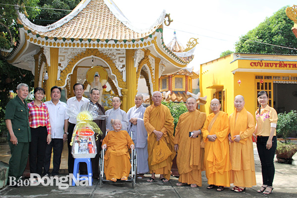 Hội Hỗ trợ gia đình liệt sĩ tỉnh cùng Ban Trị sự giáo hội Phật giáo Việt Nam TP.Biên Hòa thăm và trao quà cho Bà Mẹ VNAH Nguyễn Thị Nhiễu. 