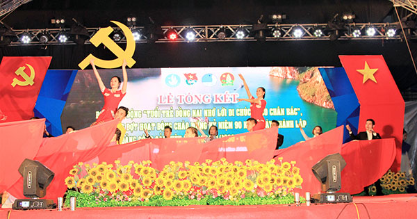 Tiết mục văn nghệ tại lễ phát động đợt hoạt động chào mừng kỷ niệm 90 năm Ngày thành lập Đảng Cộng sản Việt Nam  với chủ đề “Tuổi trẻ Đồng Nai sắt son niềm tin với Đảng”. Ảnh: V.Tuyên