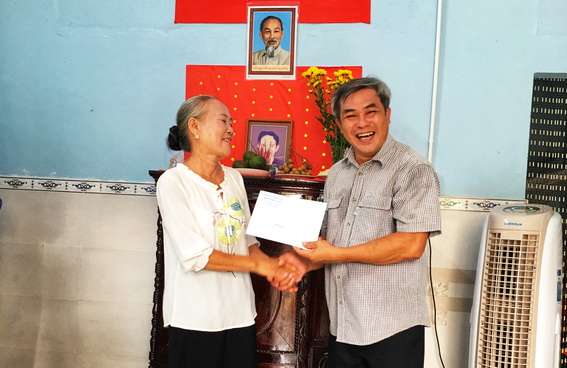 Đồng chí Huỳnh Văn Hồng tặng quà cho gia đình bà Lý Thị Minh