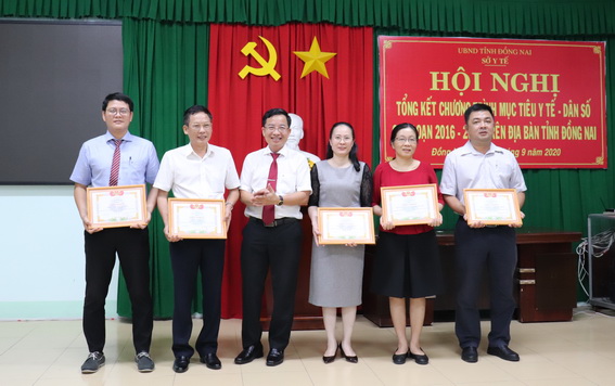 Phó giám đốc Sở Y tế Lê Quang Trung tặng giấy khen cho các tập thể đạt thành tích xuất sắc