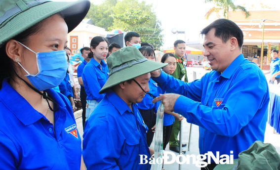 Bí thư Tỉnh đoàn Nguyễn Cao Cường tặng quà động viên đoàn viên, thanh niên tham gia các mô hình giảm thiểu rác thải nhựa