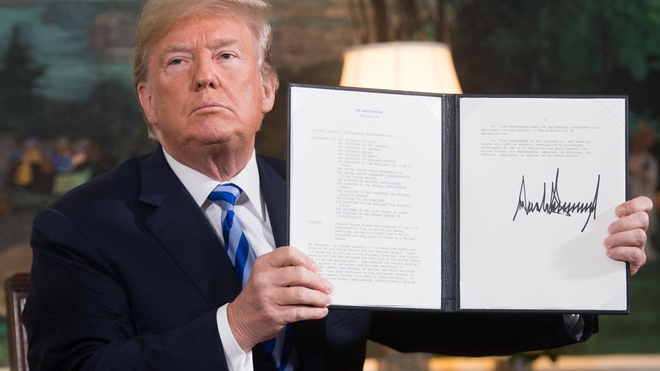 Tổng thống Trump ký quyết định rút Mỹ khỏi thỏa thuận hạt nhân Iran. Ảnh: Reuters.