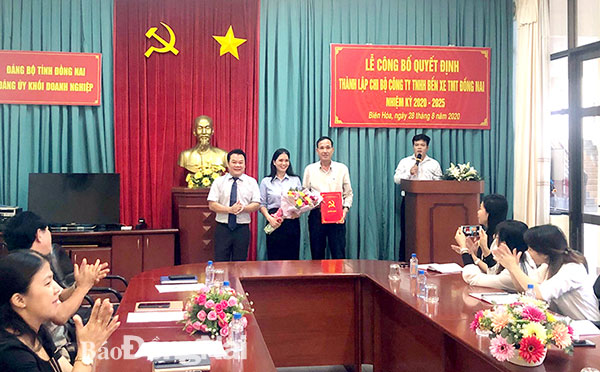 Ban thường vụ Đảng ủy Khối doanh nghiệp tỉnh trao quyết định thành lập Chi bộ Công ty TNHH Bến xe TMT Đồng Nai (tháng 8-2020)