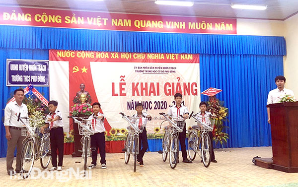 Công trình thanh niên Vòng xe yêu thương do Huyện đoàn Nhơn Trạch phát động đã hỗ trợ hơn 100 chiếc xe đạp cho học sinh nghèo trong năm 2020. Ảnh: H.Yến