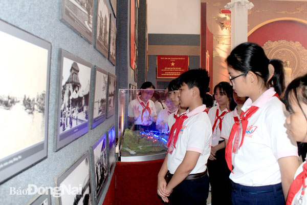 Các em học sinh tham quan, tìm hiểu về truyền thống lực lượng Quân khu 7 tại Nhà truyền thống Bộ Chỉ huy quân sự tỉnh. Ảnh: N.Sơn