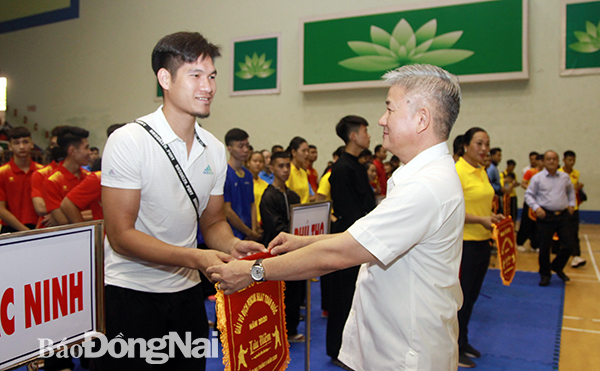Giám đốc Sở VH-TTDL Lê Kim Bằng tặng cờ lưu niệm cho các đoàn tham dự giải