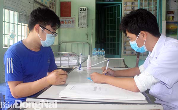 Người dân xã Đại Phước, H.Nhơn Trạch khám bệnh được hưởng BHYT tại trạm y tế xã