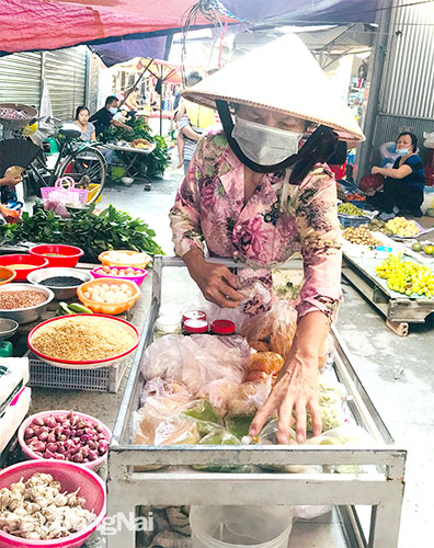 Dù đã 70 tuổi nhưng bà Nguyễn Thị Chín (ngụ P.Tân Mai, TP.Biên Hòa) vẫn đẩy xe bánh đi bán để kiếm tiền trang trải cuộc sống hằng ngày. Ảnh: P.Liễu