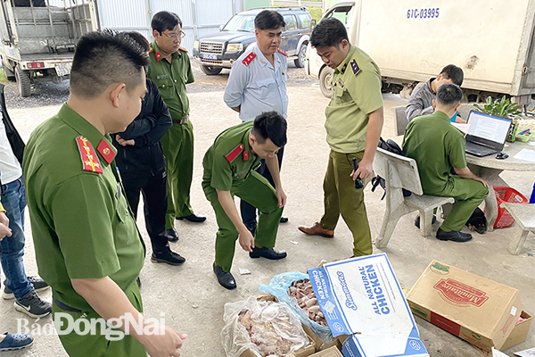 Lực lượng Cảnh sát môi trường Công an tỉnh phối hợp với cơ quan chức năng kiểm tra một cơ sở kinh doanh thực phẩm bẩn tại H.Long Thành. Ảnh:T. Danh