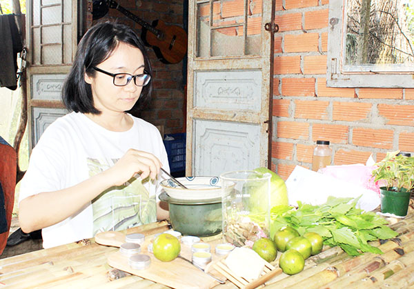 Chị Hà Thị Như Bình đang thử nghiệm để tạo ra các sản phẩm chăm sóc da handmade