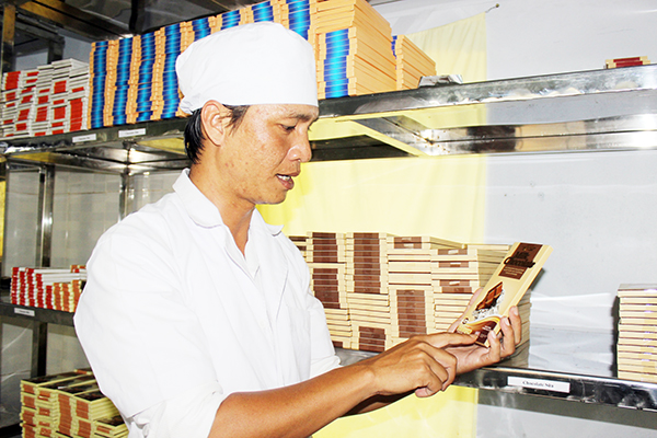 ông Đặng Trường Khanh giới thiệu dòng sản phẩm chocolate cao cấp đang xuất khẩu tốt vào thị trường Nhật Bản. Ảnh: B.NGUYÊN