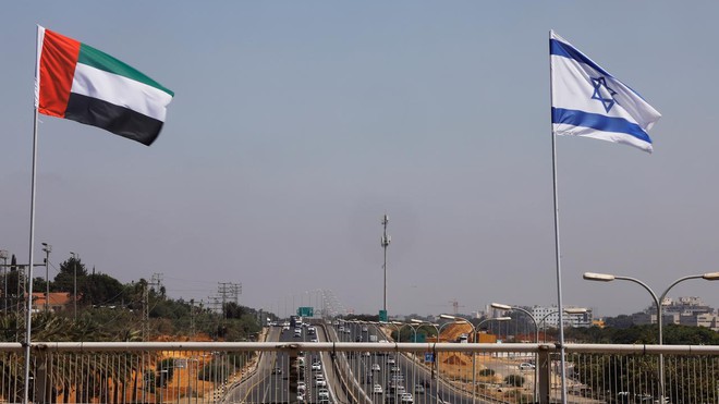  Cờ UAE và Israel treo tại một con đường ở thành phố Netanya, Israel sau khi hai nước bình thường hóa quan hệ