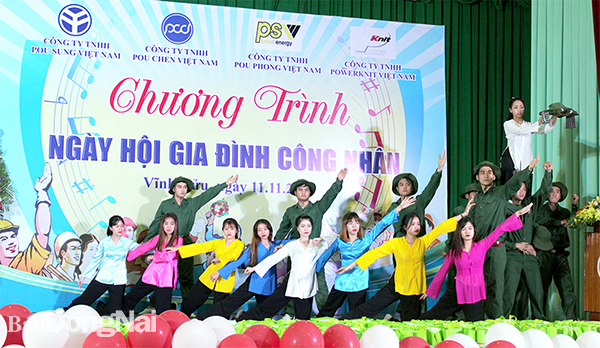Công nhân Công ty TNHH Pousung Việt Nam biểu diễn văn nghệ tại Ngày hội Công nhân. Ảnh: N.Mai