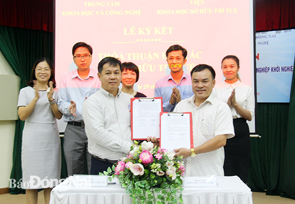  Lãnh đạo Trung tâm KH-CN Đồng Nai (Sở KH-CN) và Viện Khoa học sở hữu trí tuệ (Bộ KH-CN) ký kết bản ghi nhớ hợp tác về sở hữu trí tuệ. 