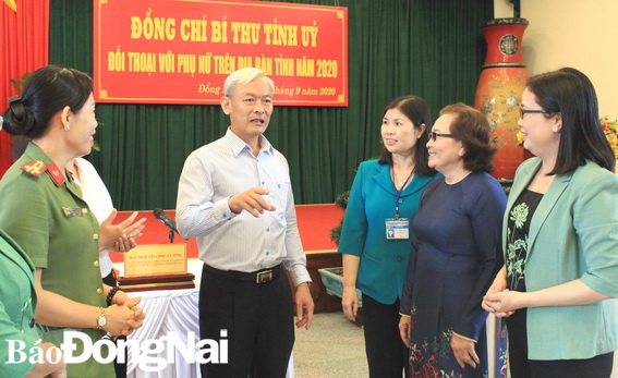 Bí thư Tỉnh ủy Nguyễn Phú Cường gặp gỡ, trao đổi với cán bộ, hội viên phụ nữ