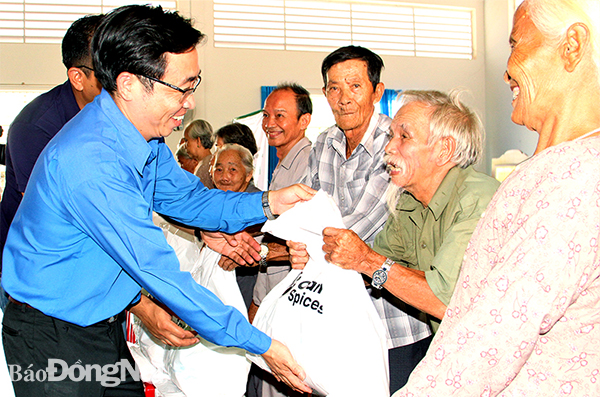 Đại điện đoàn viên, thanh niên Sở LĐ-TBXH tặng quà cho người cao tuổi tại xã Gia Canh (H.Định Quán). Ảnh: Văn Truyên