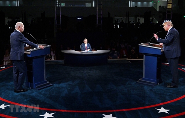 Đương kim Tổng thống Mỹ Donald Trump (phải) và ứng cử viên Tổng thống đảng Dân chủ Joe Biden (trái) tại vòng tranh luận trực tiếp đầu tiên. (Ảnh: AFP/TTXVN)