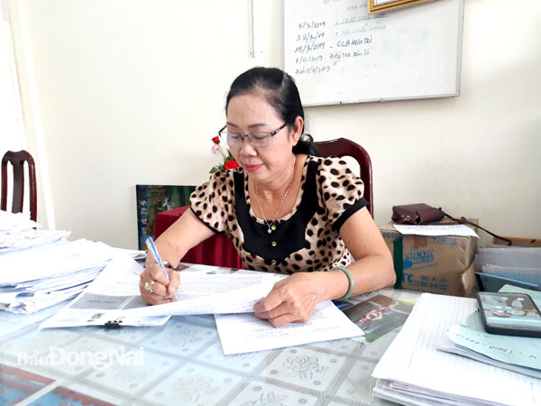 Bà Tsằn Bích Thầu trong giờ làm việc tại UBND P.An Bình (TP.Biên Hòa). Ảnh: T.Lâm