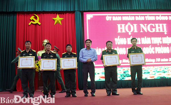 Phó chủ tịch UBND tỉnh Trần Văn Vĩnh khen thưởng các tập thể, cá nhân