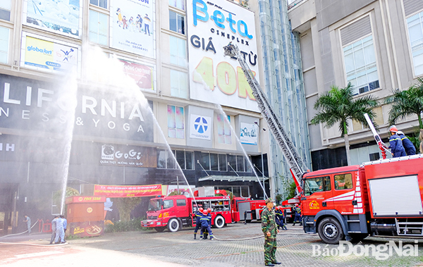 Lực lượng Cảnh sát phòng cháy, chữa cháy Công an tỉnh diễn tập chữa cháy cấp tỉnh tại tòa nhà The Pegasus (P.Quyết Thắng, TP.Biên Hòa) vào tháng 5-2019 Ảnh: Minh Thành 
