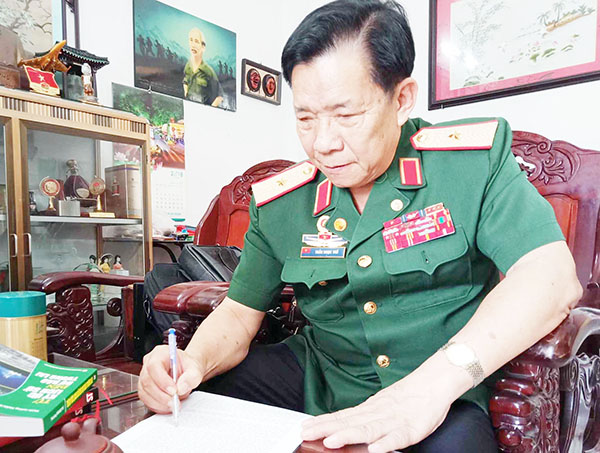 Thiếu tướng Trần Ngọc Thổ rà soát danh sách các nạn nhân da cam/dioxin cho chuyến đi sắp tới