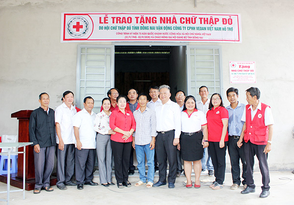 Ban giám đốc Công ty TNHH Hwaseung Vina trao tặng số tiền 50 triệu đồng cho công nhân được hỗ trợ nhà ở