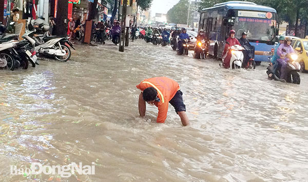 Đường Đồng Khởi đoạn qua ngã ba Trảng Dài (TP.Biên Hòa) ngập lênh láng nước sau mỗi lần mưa lớn. Ảnh: D.Ngọc