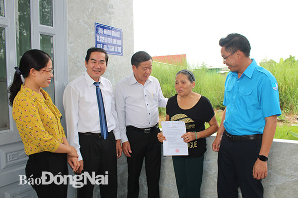 Chủ tịch Ủy ban MTTQ Việt Nam tỉnh thăm hỏi, động viên gia đình được tặng nhà